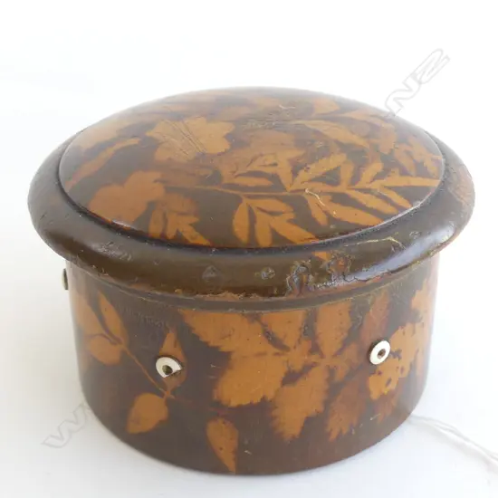 CIRCULAR COTTON HOLDER WITH FERN STENCIL DECORATION AND MUSICAL THIMBLE D 100 MM