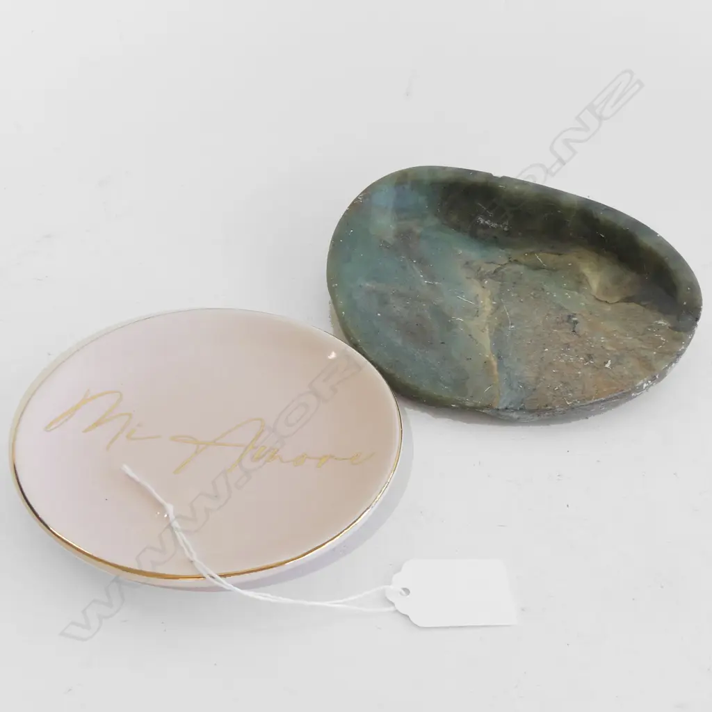 NATURAL STONE DISH (L 145MM) + SM PINK PLATE WITH 'MI AMORE' (DIA 120MM) Image 1++