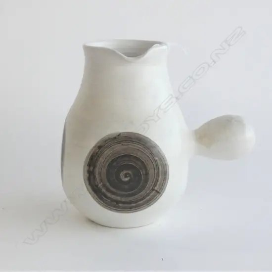 HAMNER POTTERY LGE JUG SWIRLS HANDLE AT RIGHT ANGLE H.185mm