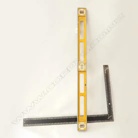 1 LEVEL (L 800MM)  & 1 SET SQUARE 