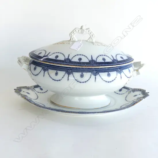 LGE EDW B&W LIDDED TUREEN ON STAND