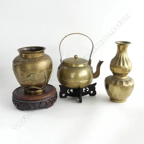 2 CHINESE BRASS VASES H.205mm (1 ON STAND) + KETTLE ON WOODEN STAND