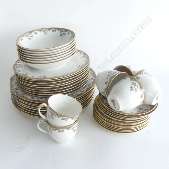 ROYAL DOULTON 'LYNNEWOOD' DINNER SERVICE, EXCELLENT COND ....