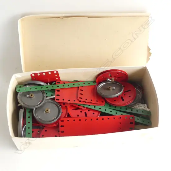 SHOEBOX OF VARIOUS MECCANO ACCESSORIES 