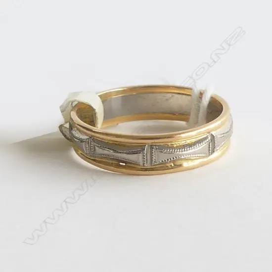 18CT & ENGRAVED PALLADIUM BAND RING NEW OLD STOCK 2.9gms