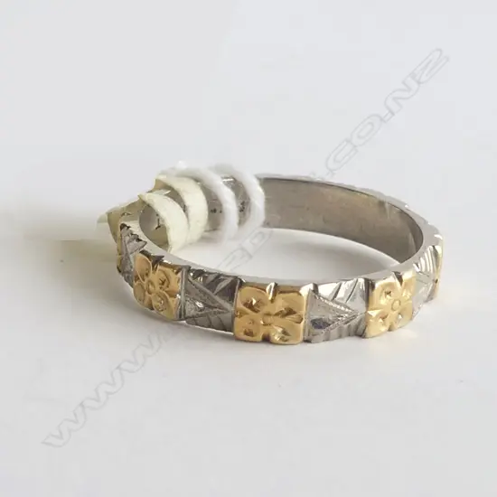 18CT & ENGRAVED PALLADIUM BAND RING NEW OLD STOCK 2.57gms