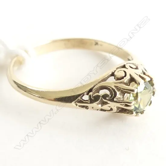 9CT GOLD & GREEN SAPPHIRE ? SOLITAIRE RING 1.7gms