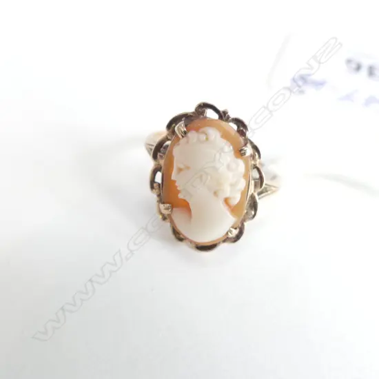 9CT GOLD & CAMEO RING