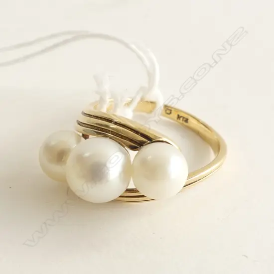 14ct YELLOW GOLD PEARL TRILOGY RING. 4.8gm. RING SIZE O.