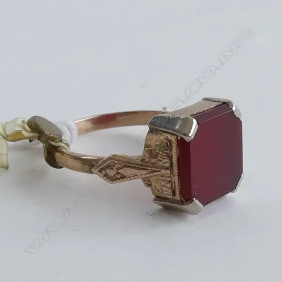9CT GOLD & SQUARE CUT CARNELIAN RING NEW OLD STOCK W. 4gms