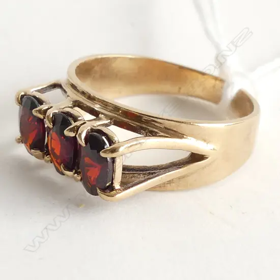 (66) 9CT GOLD & GARNET RING 3.5gm