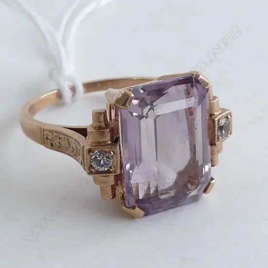 9CT & LGE RECTANGULAR  AMETHYST RING W. 5.6gms