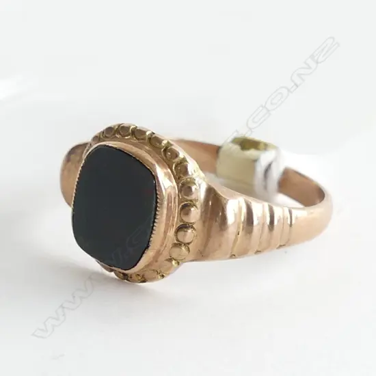 9CT GOLD RING WITH BLOODSTONE PANEL 4.20gms