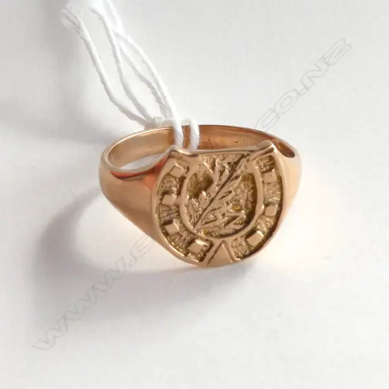 9CT GOLD FERN LEAF & NZ IN HORSESHOE SIGNET RING. 5.6gms