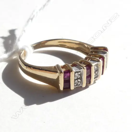9CT GOLD DIAMOND & RUBIES BAND RING 2.7GMS