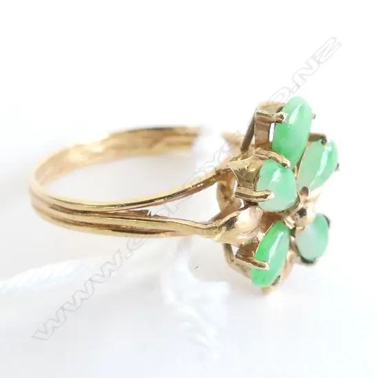 14K GOLD & JADEITE FLOWER HEAD RING 2.6gms