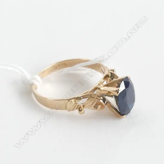 14CT & OVAL SAPPHIRE RING, UK RING SIZE 'P', 3gm