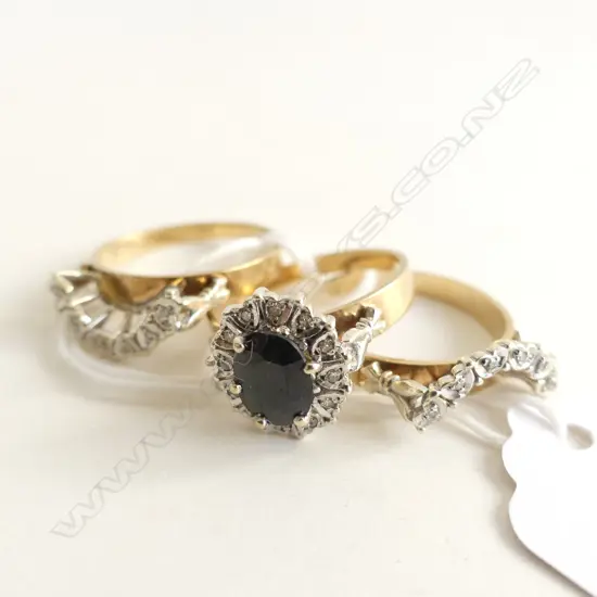 9ct GOLD SAPPHIRE & DIAMOND RING w FLANKING DIAMOND RINGS MAKING A HALO. TOTAL 8.3gm. 3 RINGS SIZES P½