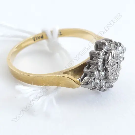 18CT & DIAMOND CLUSTER RING C1920/1950 3.1gms