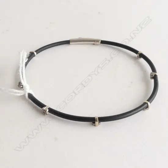 18CT WHITE GOLD & BLACK RUBBER BRACELET w. DIAMONDS
