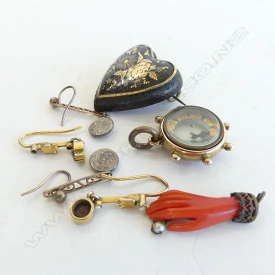 ASST. 9CT GOLD JEWELLERY; COMPASS PENDANT AF, 2 PRS EARRINGS, HEART BROOCH, RED PLASTIC HAND