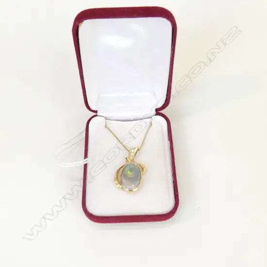 14CT OPAL PENDANT ON SILVER GILT CHAIN 5.3 GRAMS ##RTV##