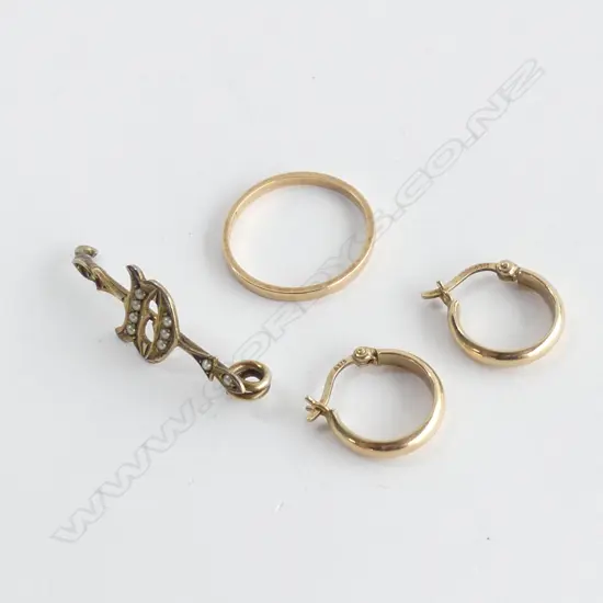 18CT GOLD RING 1.4gm + 9CT PR EARRINGS & BROOCH A.F 2.25gm