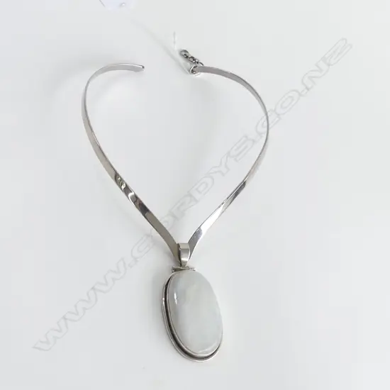 MODERNIST SILVER COLLAR NECKLACE WITH LGE OVAL GEMSTONE PENDANT