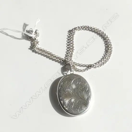 SILVER ENGRAVED LOCKET ON SILVER CHAIN L.600mm 