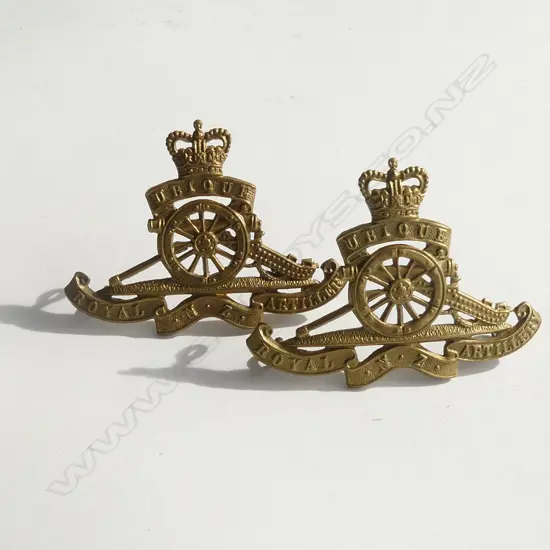 2 NZ WWII ARTILERY GILT BADGES