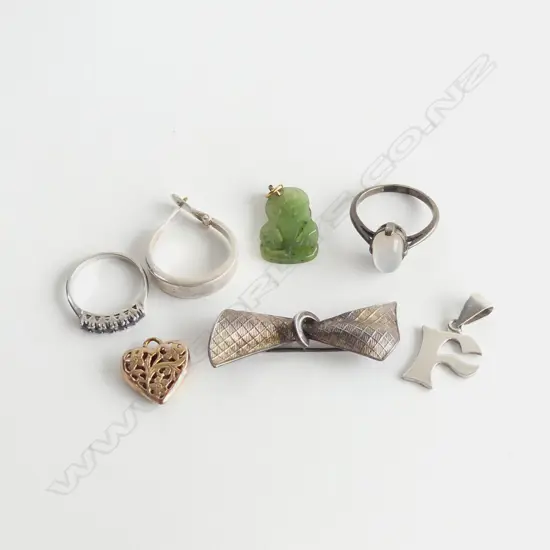 ASST SILVER & OTHER JEWELLERY. RINGS BROOCHES...