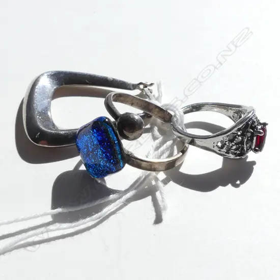 2 STG SILVER RINGS + LG GEOMETRIC HOOP EARRING