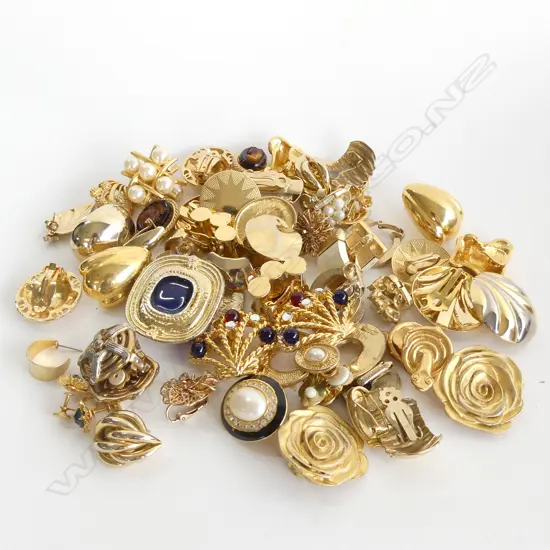 GOLD TONE COSTUME EARRINGS