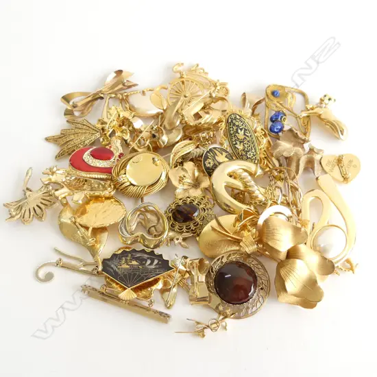 GOLD TONE COSTUME BROOCHES