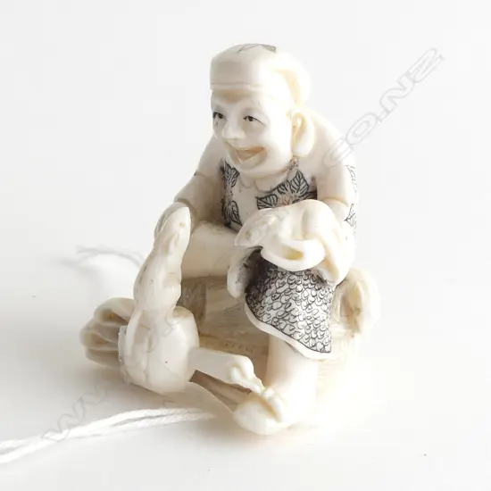 FINELY CARVED IVORY NETSUKE, ORIENTAL MAN WITH 2 RATS H. 40MM