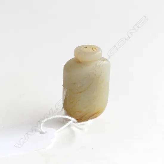 TINY QING DYNASTY JADE SNUFF BOTTLE H. 32MM