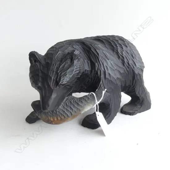 CARVED WOODEN JAPANESE BROWN BEAR WITH SALMON L. 210MM