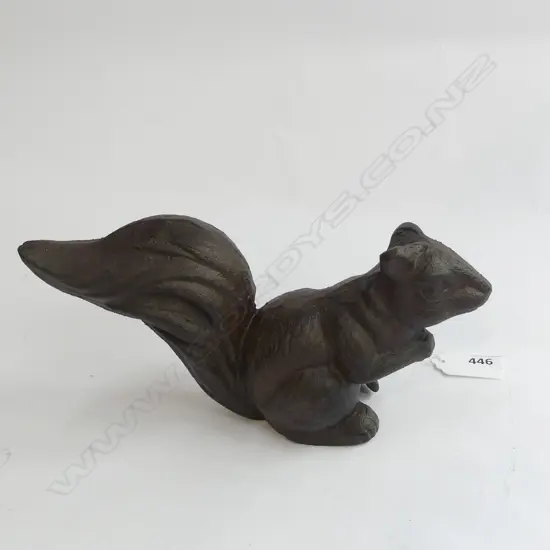 CAST IRON GARDEN SQUIRREL L 210MM