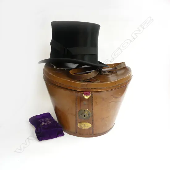 SILK TOP HAT; 1907 LINCOLN BENNETT & Co. LONDON + LEATHER CASE W.360mm