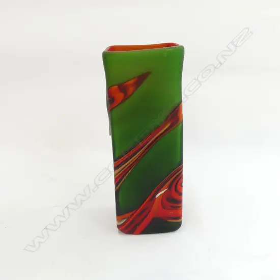 GARY NASH RECTANGULAR GLASS VASE; GREEN w. RED OVERLAY H.190mm