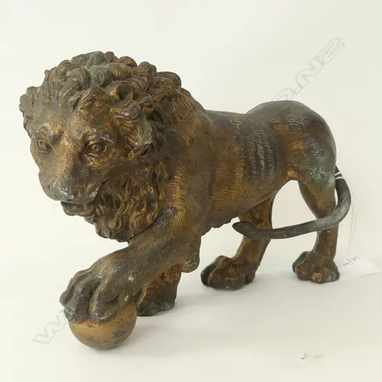 BRONZED METAL LION HOLDING BALL L.190mm