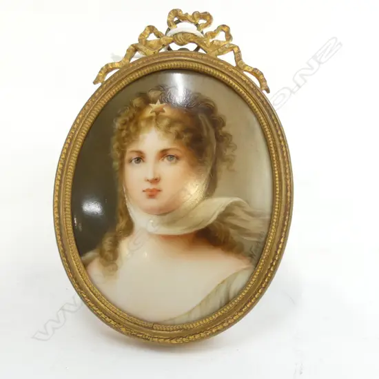 SM GILT FRAMED HAND PAINTED PORCELAIN PORTRAIT 110 X 75MM (INC. FRAME) PLAQUE