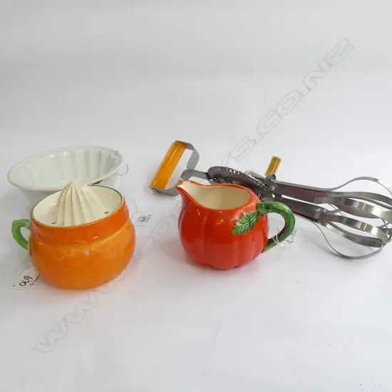 4 PCE VINTAGE KITCHENALIA FRUIT JUG, LEMON SQUEEZER, JELLY MOULD & WHISK