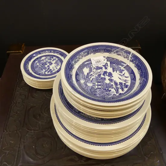31 PCES BLUE WILLOW; 8 DINNER PLATES / 10 LUNCHEON / 7 SIDE PLATES / 6 CEREAL BOWLS