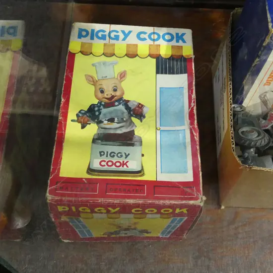 PIGGY COOK BOXED TIN TOY (NO HAT) 260mm