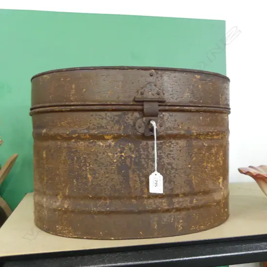 LG OVAL METAL HAT BOX - HAS RUST 450 X 370MM