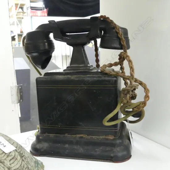 ANTIQUE WIND UP MILITARY PHONE H. 290MM