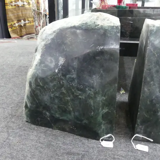 LGE POUNAMU CUT BOULDER DARK GREEN