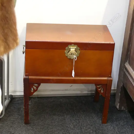 ORIENTAL LIDDED BOX ON LEGS 470x270x500mm