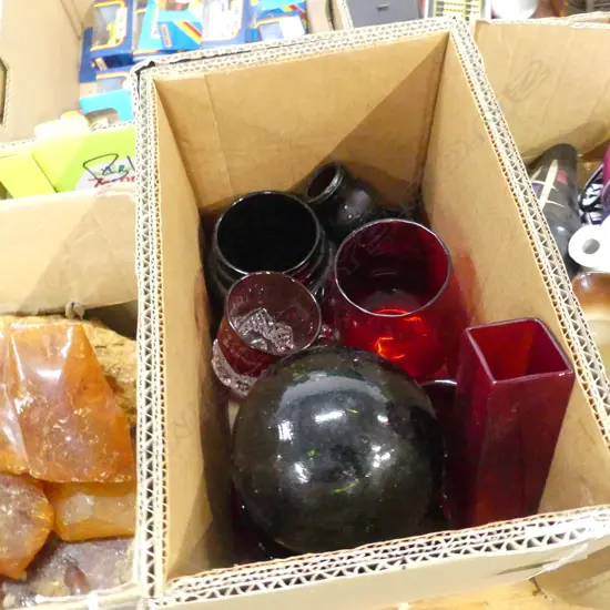 SM BOX ASST VINTAGE COLOURED GLASS INCL SM FISHING FLOAT